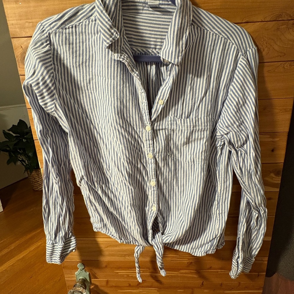 Old Navy Men's Blue and White Striped Button Down Shirt